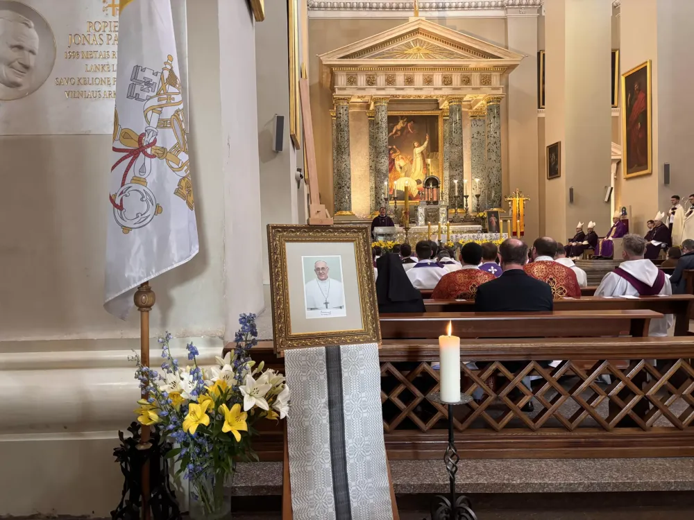 Lietuva atsisveikina su popiežiumi Pranciškumi: tikintieji meldėsi gedulinėse Mišiose