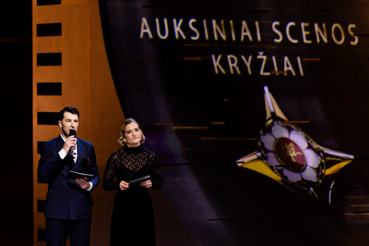 Auksinių scenos kryžių atgarsiai: neskoningi juokeliai, neaiški sistema ir smunkantis prestižas