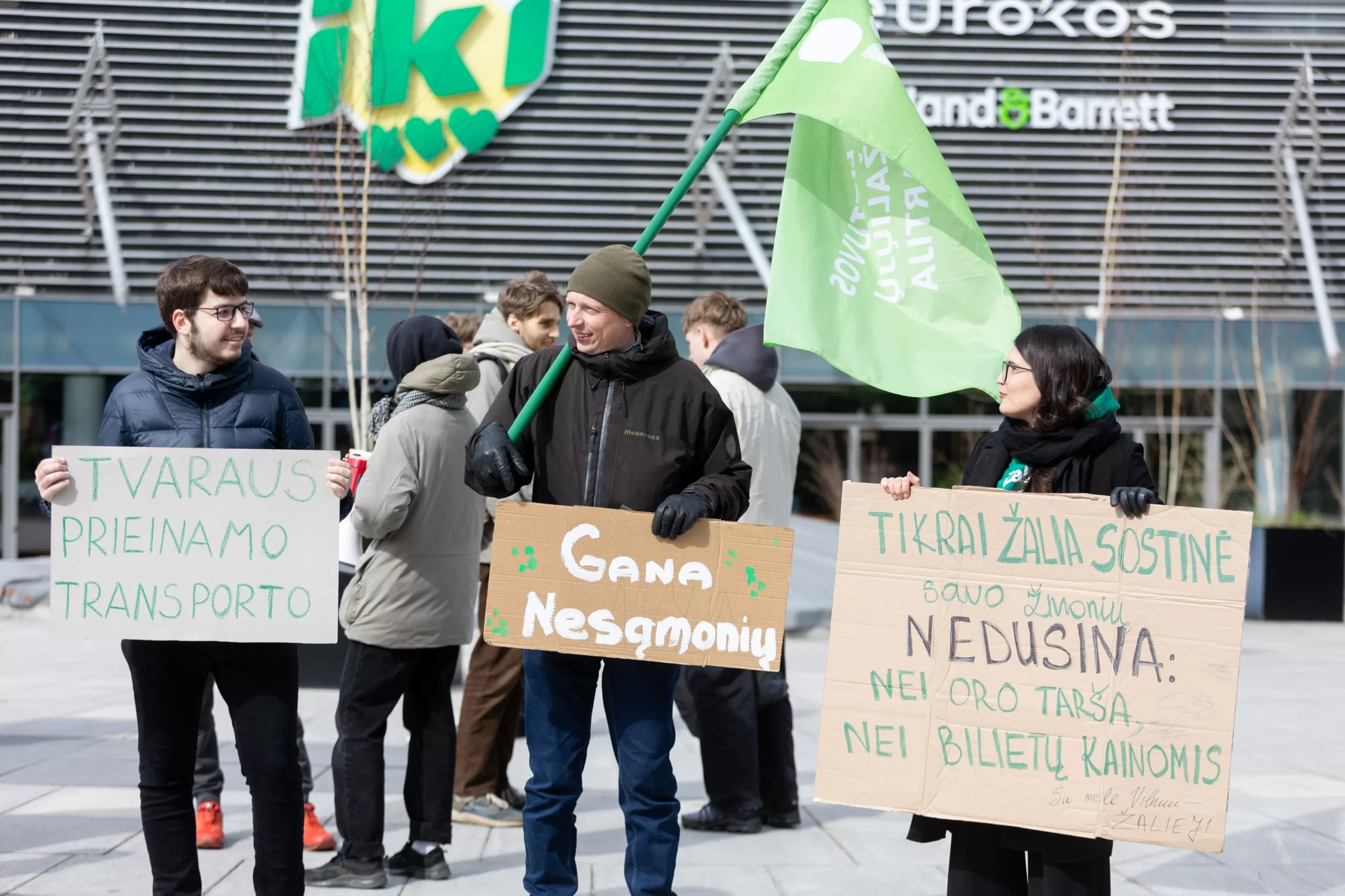Vilniuje grąžintas pusvalandžio trukmės viešojo transporto bilietas, bet kaina bado akis. Ką darys kiti miestai?