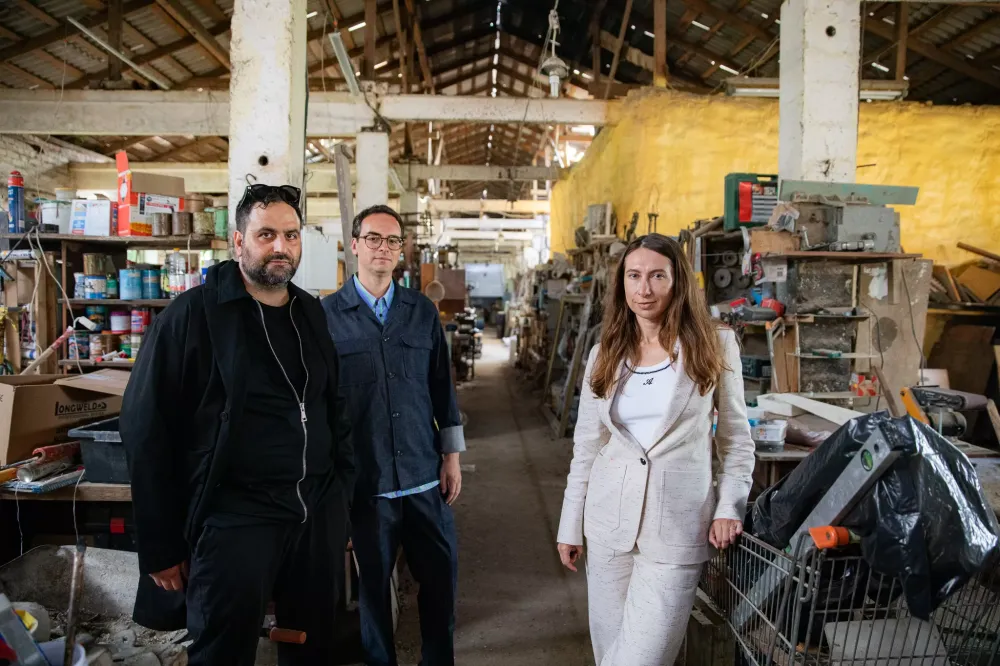 Ekskursija po menininkės G. Grušaitės vaikystės „Fermą“: pieno nešimo maršrutas, gyvenimas pasienyje ir daiktų krūvoje išsaugota istorija