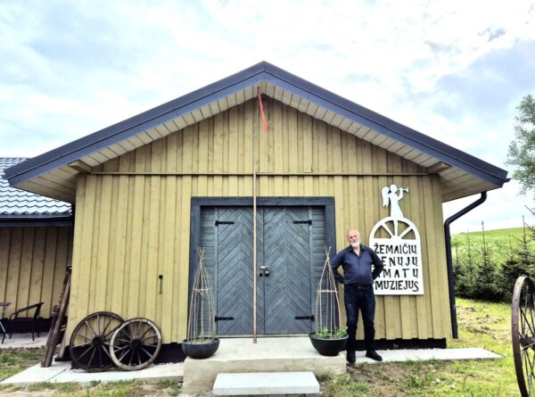 Se­no­ve dvel­kian­ti me­no ga­le­ri­ja Lo­pai­čių pa­šo­nė­je