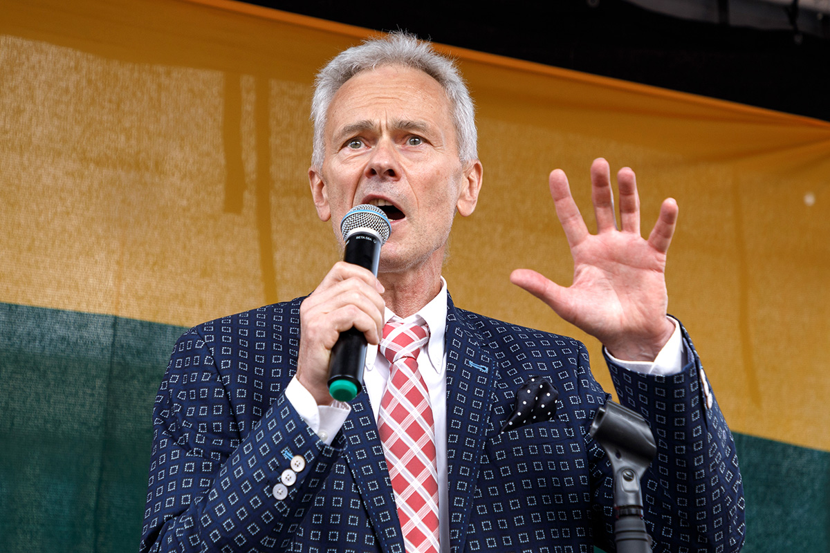 Vaitkus i społeczeństwo postmodernistyczne: wszystko dozwolone, a kłamstwo jest opinią