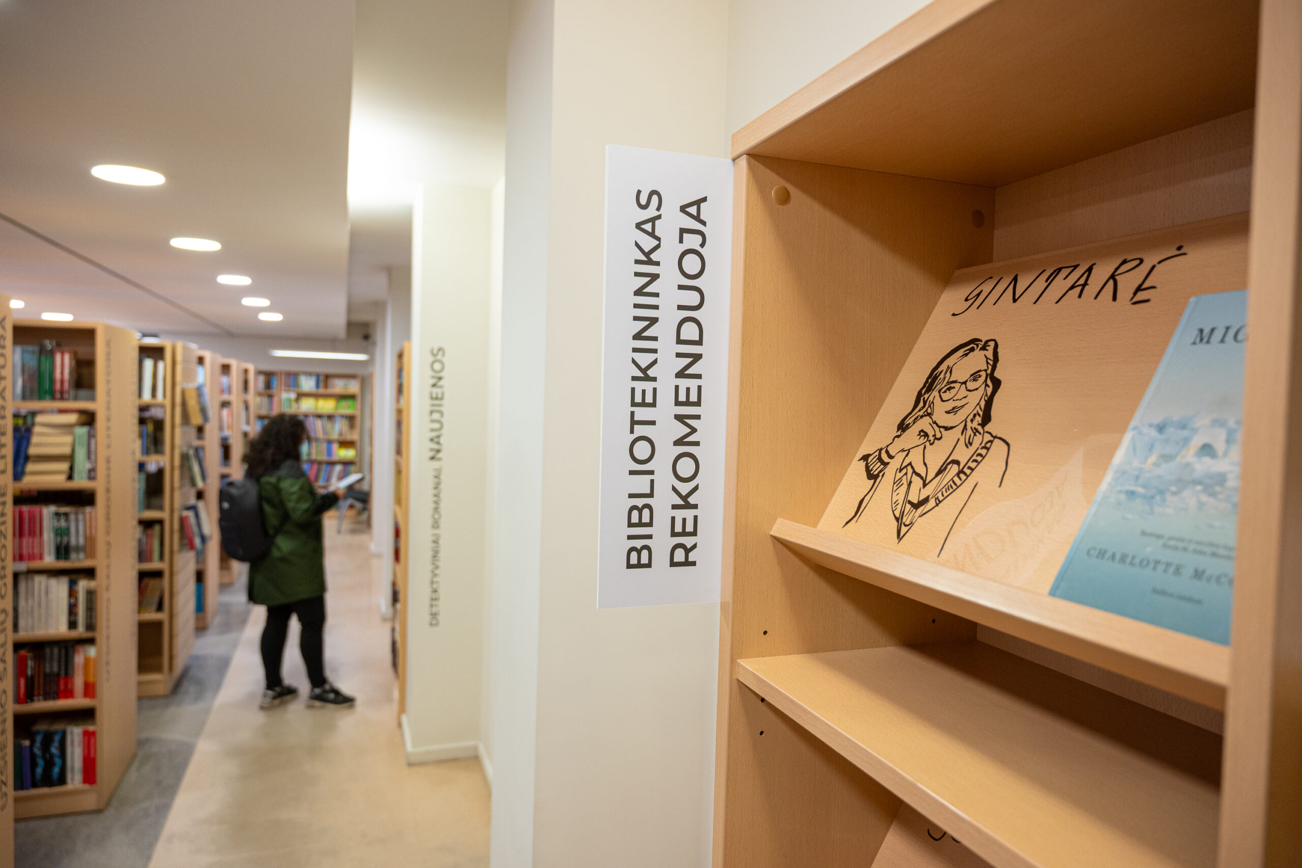 Bibliotekininkai atveria savo knygų lentynas