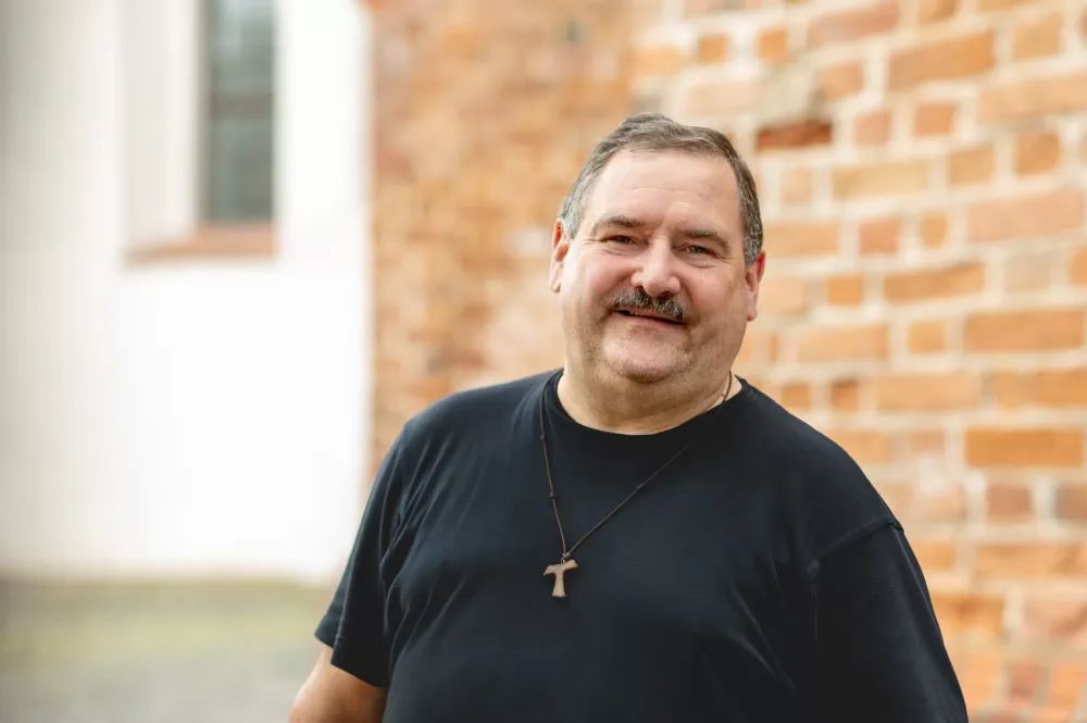 Kun. A. Peškaitis OFM apie Didžiosios savaitės svarbą: Kryžiaus pagerbimo pamaldos mane be galo jaudina