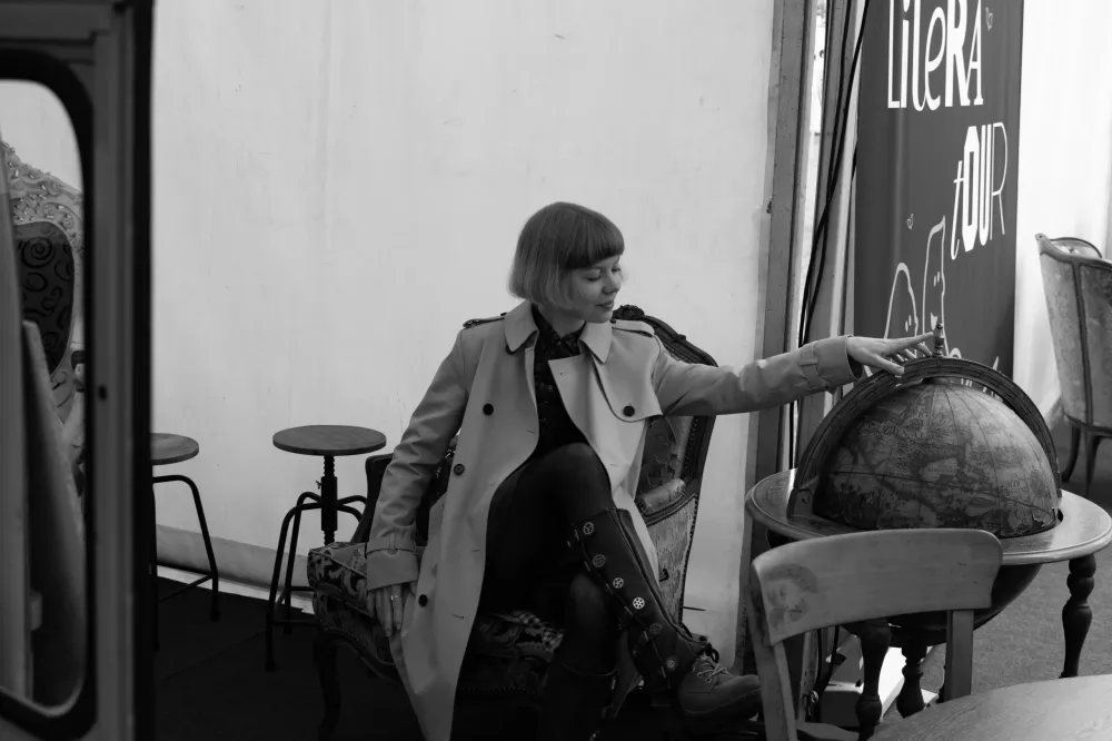 Romano „Pozuotoja“ autorė I. M. Sokolovaitė: „Yra vadinančiųjų mane rašytoja, kita vertus, keista – ar tampi rašytoju išleidęs vieną knygą?“