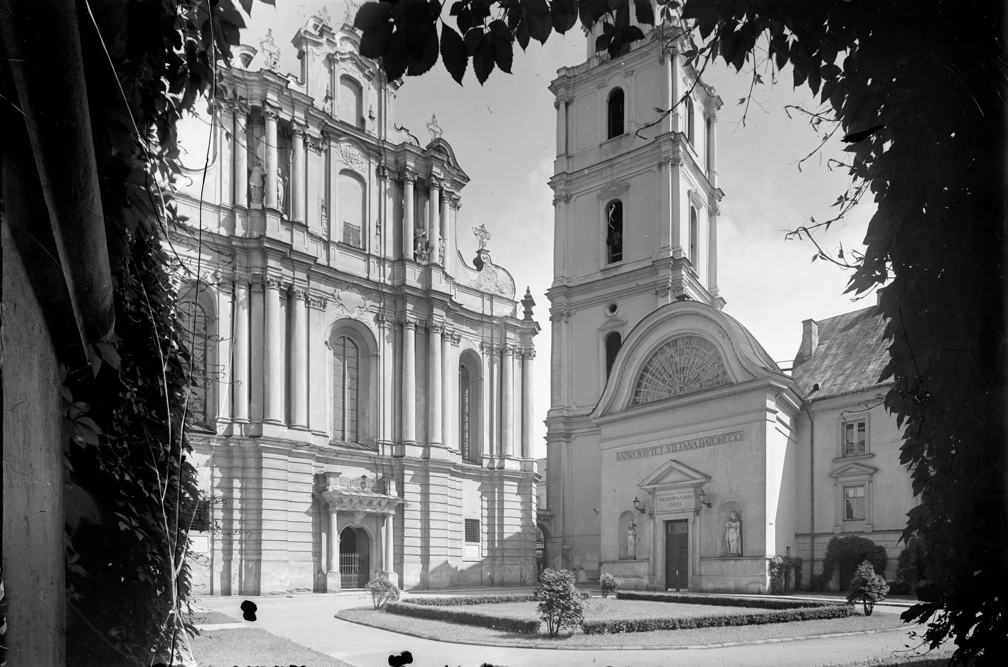 Tešviečia jūsų šviesa mokslo ir žinių pasaulyje