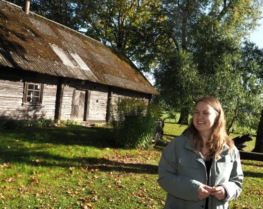 Stilingoji menininkė – su vyrišku kostiumu