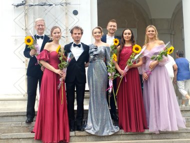 Kodėl į operą sporto angare plaukė minios?