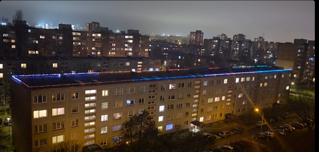 Statybininkų prospekte džiugina apšviestas daugiabutis