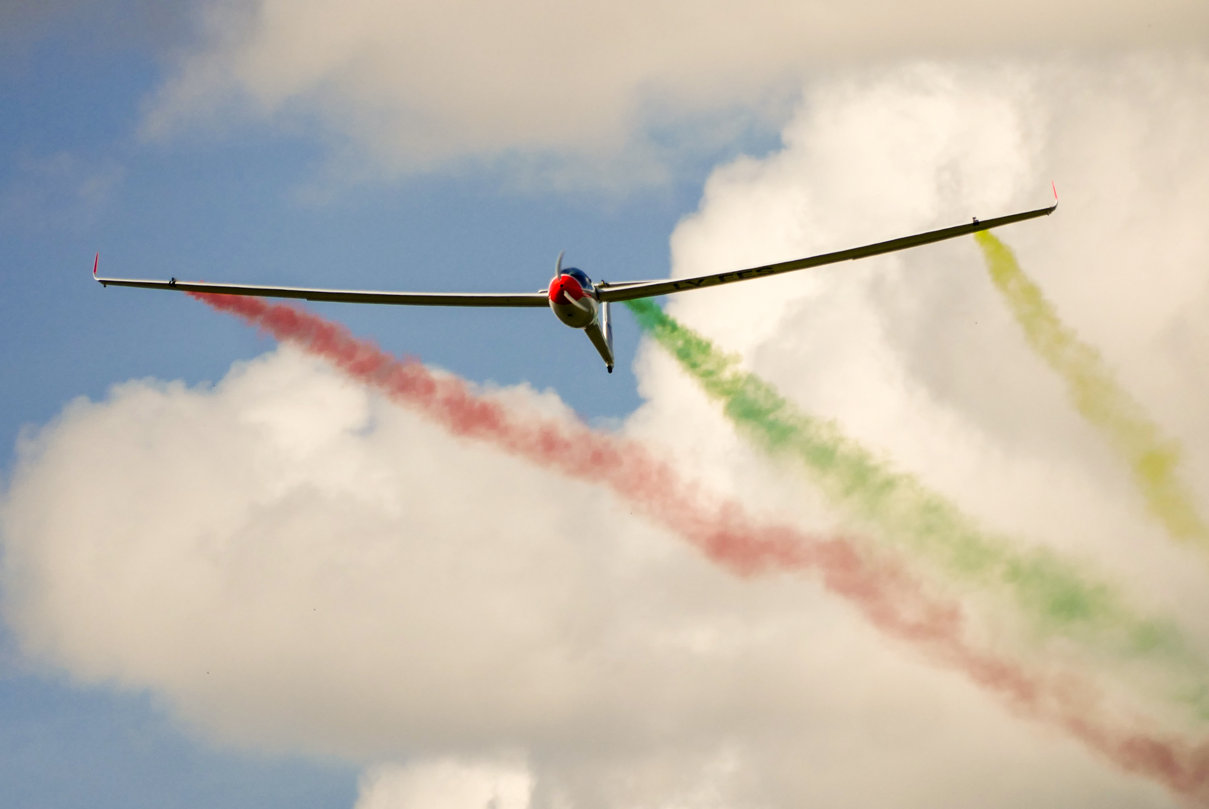 Aviacijos šventėje – spalvotas lietuviško sklandytuvo skrydis
