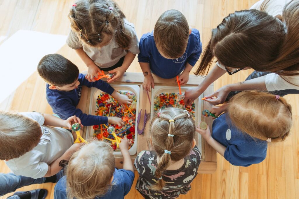 Dvikalbystė – tai raktas į du pasaulius, o vaikų smegenys kalbas sugeria tarsi kempinė