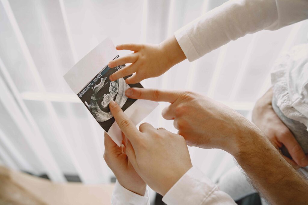 Tyrimas apie autistiškų moterų nėštumo ir gimdymo patirtis kviečia – išgirsti, pamatyti, gerbti