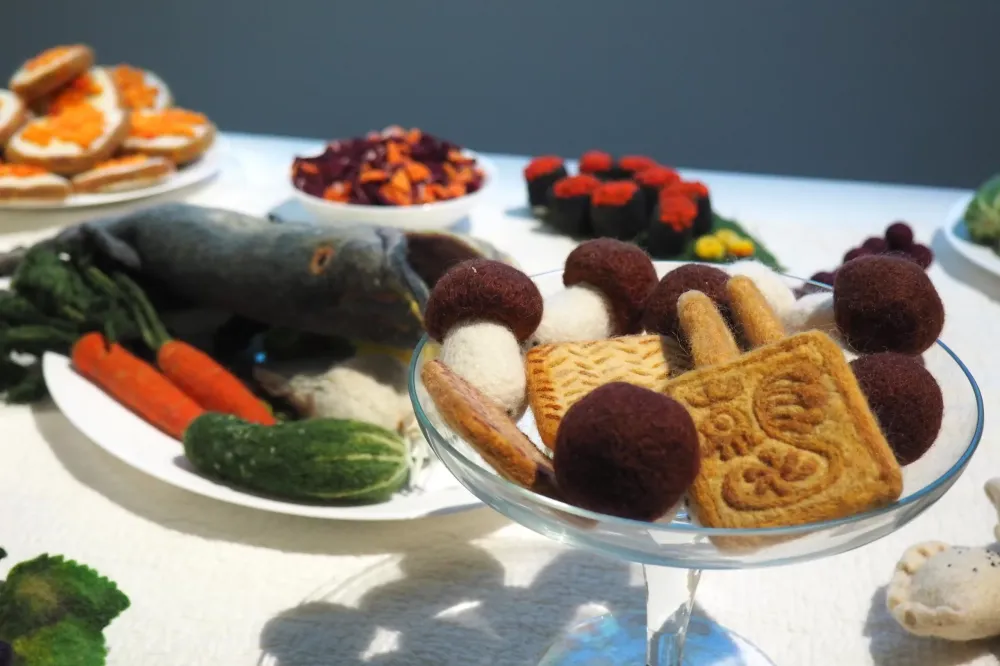 Apgaulinga MO muziejaus paroda „Amžinai laikina“: po lengvumo skraiste – iššūkiai