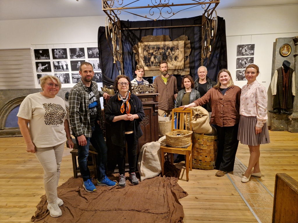Legendinio spektaklio „Nusišypsok mums, Viešpatie“  dvasia apsistojo Krašto muziejuje - Alio Jonava