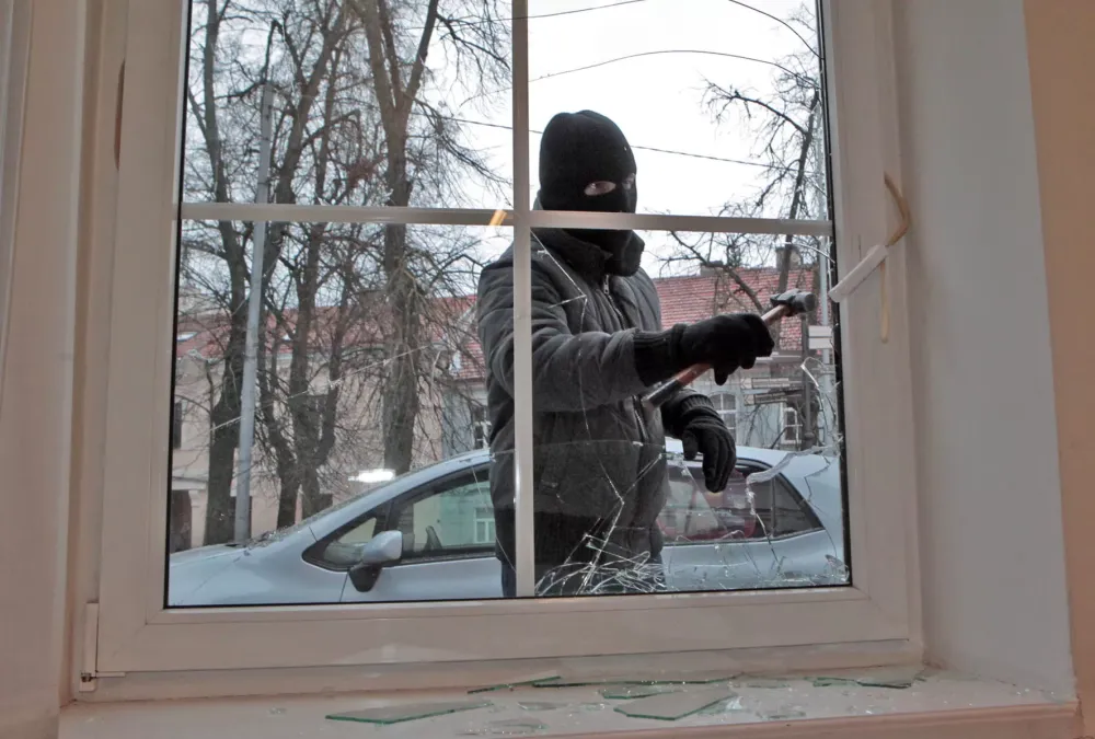 Kol namai tušti, potencialūs vagys stebi situaciją: kaip pasirūpinti namų saugumu prieš atostogas?