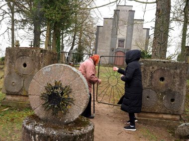 Koplyčios altorius vilioja sviesto folijos auksu