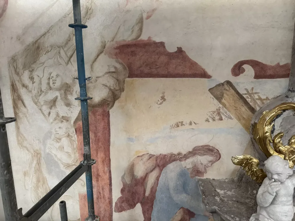 Vilniaus Kalvarijų bažnyčioje atrastos barokinės freskos: šio laikotarpio tokios sieninės tapybos Lietuvoje beveik nėra