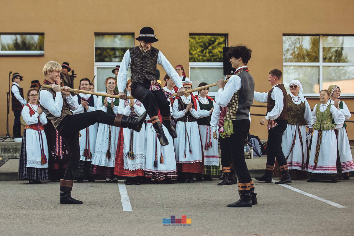 Rukloje šoko ir dainavo šimtai lietuvių folkloro puoselėtojų - Alio Jonava