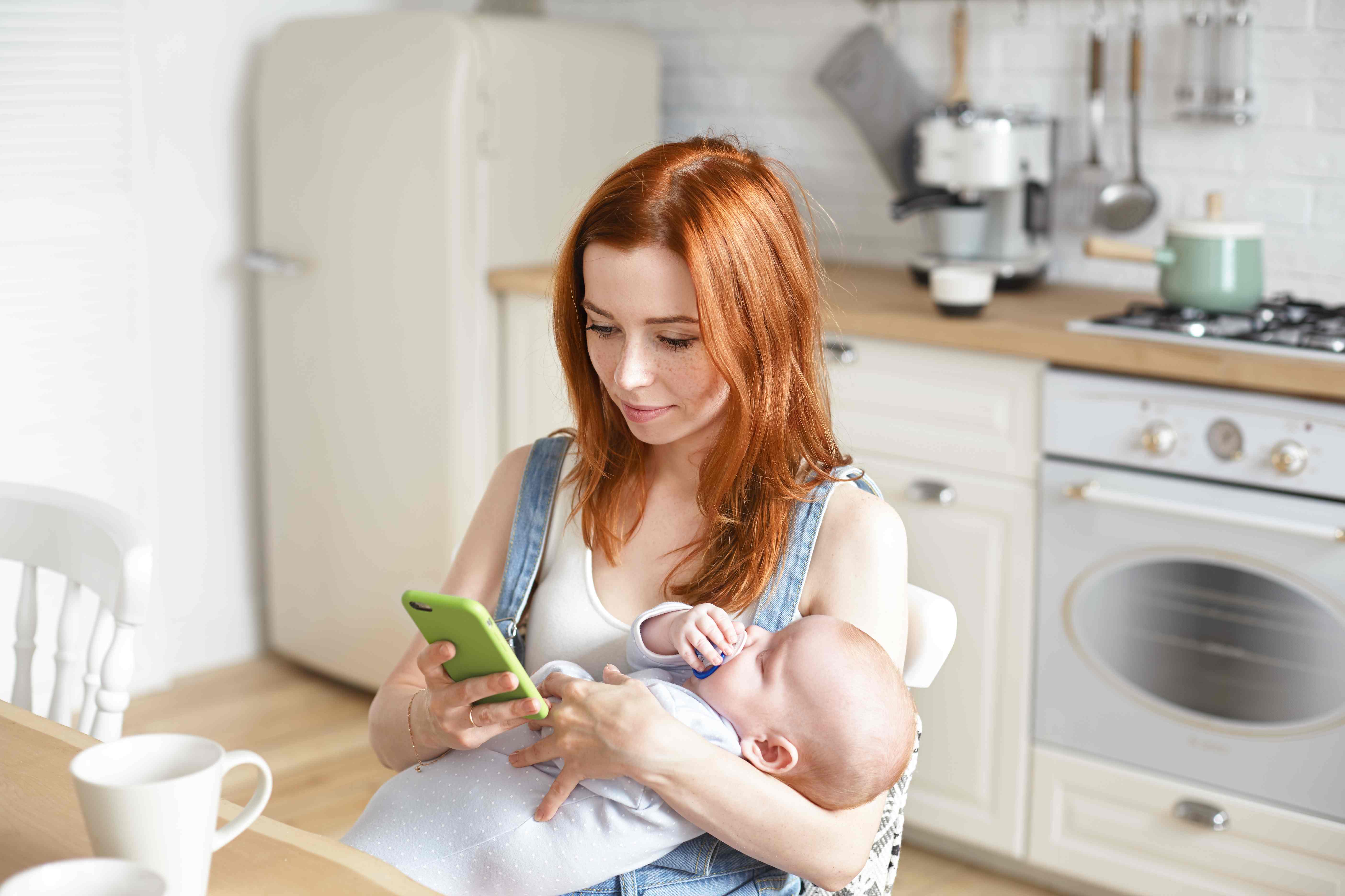 Mamos „pabėgimas“ į telefoną ir saldumynus