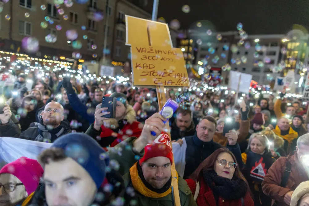 Protestuotojai antrą dieną susirinko prie laužų: „Jiems atrodo, kad melas, pakartotas kelis kartus, virsta tiesa“