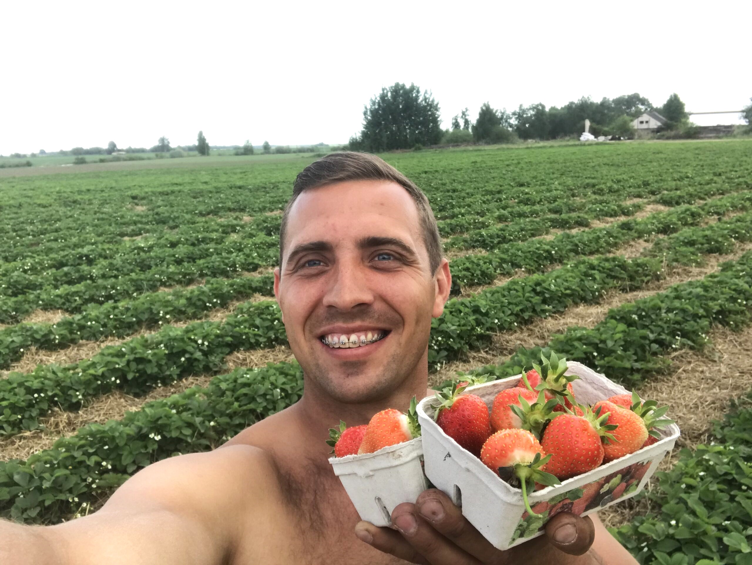 KAIMĄ KEIČIA ŽMONĖS, O KAIMAS – ŽMONES   „Manfredo uogos“ pirmąjį derlių skynė Motinos dienai