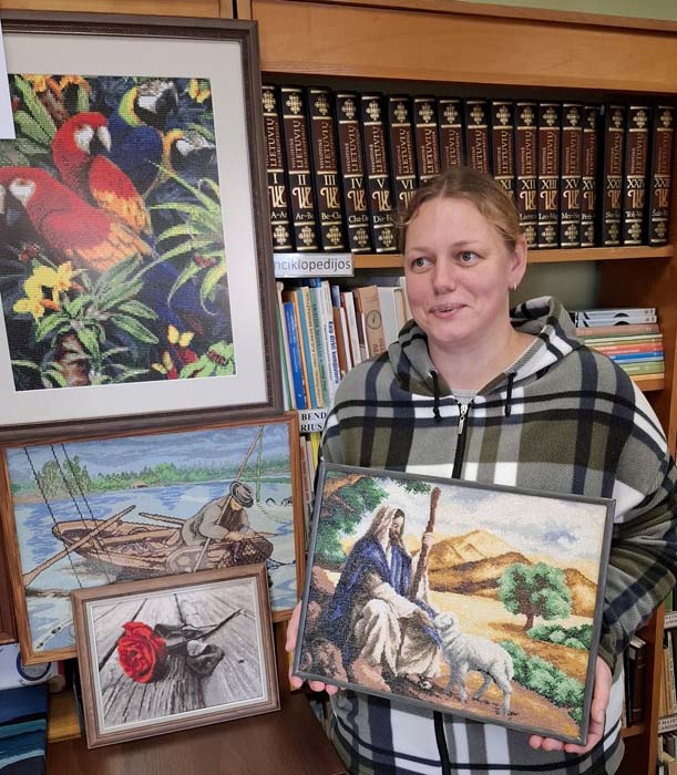 Spalvingi pasakojimai iš siūlų – kūryba, gimusi iš žemaitiško užsispyrimo