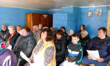 Skaito litanijas, gieda iš kantičkų vienu balsu