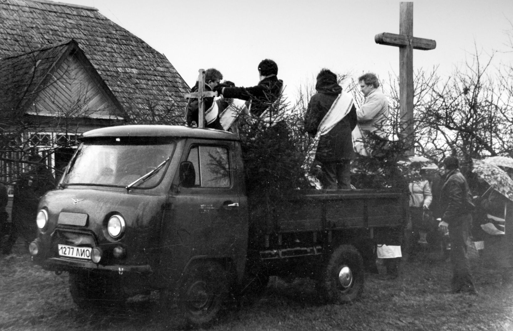 Iš žydo uždirbti namai, pagerbta pagrabų giedotoja, vaikai ant grabelkos ienų ir kur staiga pradingo svirnas