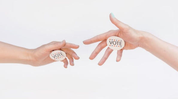 „Mokslo dvikova“. Teismo sprendimas politikui uždrausti dalyvauti rinkimuose – nedemokratiškas?