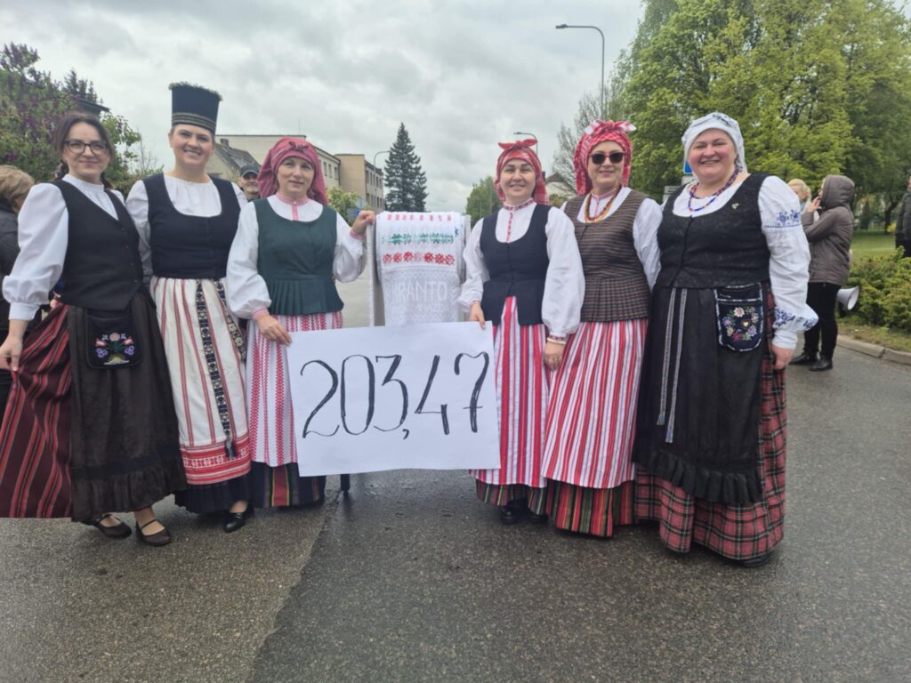 Rekordinį žemaitiškų raštų rankšluostį tiesė per 1000 gargždiškių