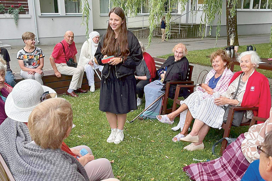 Ištrūkti iš vienatvės gniaužtų padeda net ir paprasčiausias pokalbis telefonu