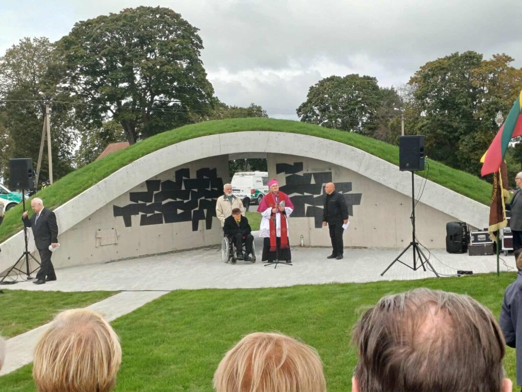 Atidengtas memorialas partizanams