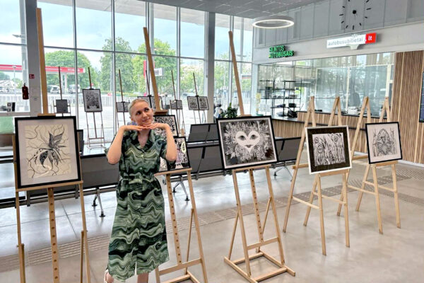 Menininkės veiklos: piešinių parodos ir originalūs telefonų dėkliukai