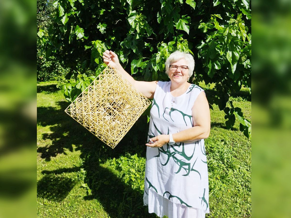 Pernaraviškės rankose šiaudai virsta menu, o juostose įausta meilė gyvenimui