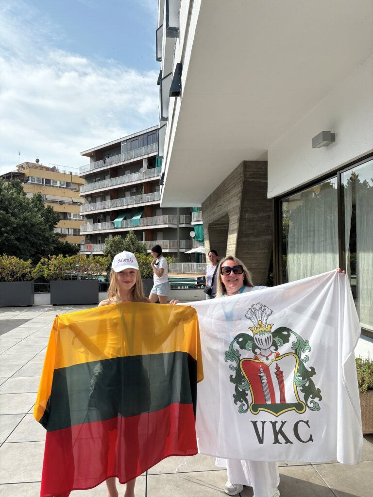 Talentingosios vėžaitiškės Monikos Šepikaitės giedama Tautiška giesmė sujaudino 14 000 žiūrovų