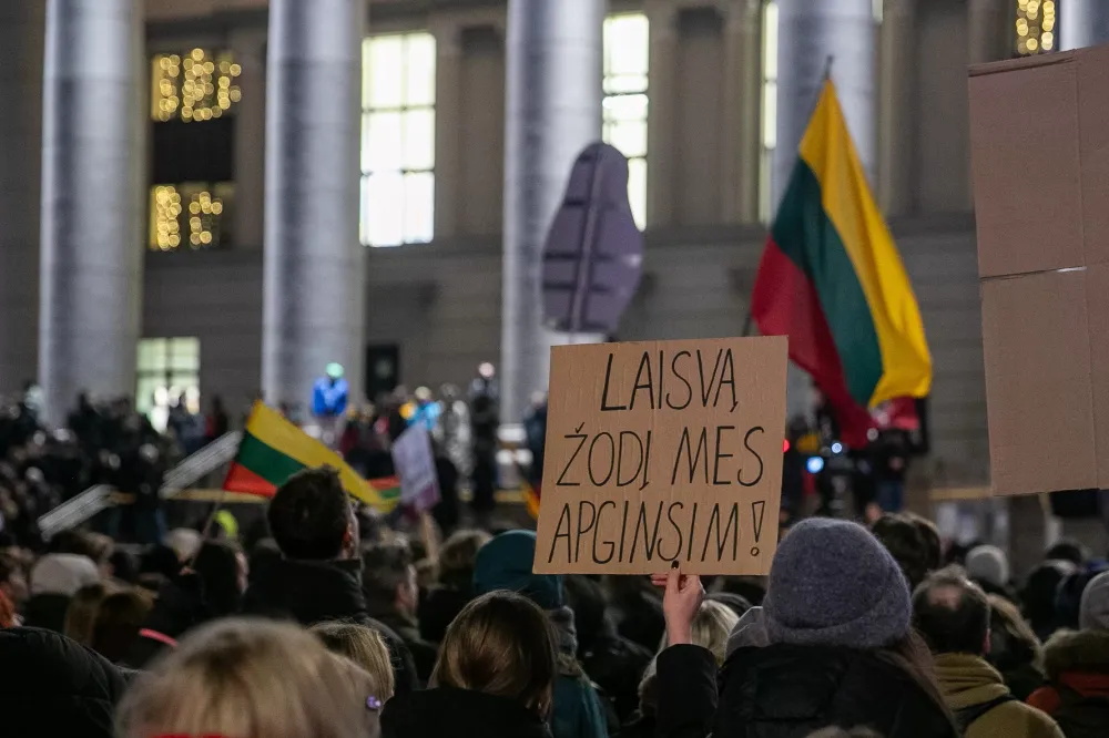 Prie Seimo protestuoti susirinko tūkstančiai žmonių: „Laisva žiniasklaida yra lygu išsilavinusiai visuomenei“