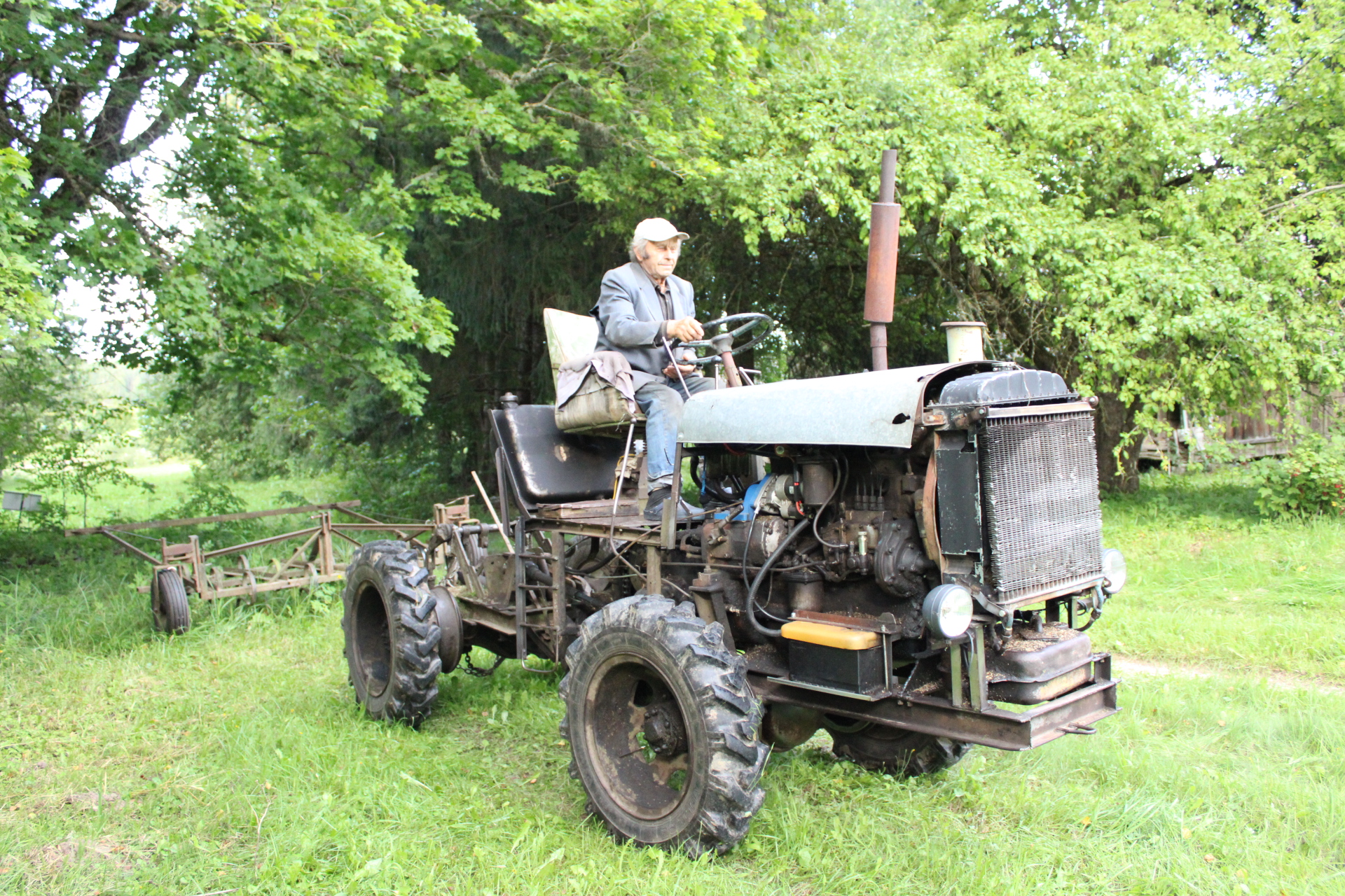 Bėglių kaulai išartoj miško žemėj, pro langą netelpanti burna, paženklintas kryžiaus ir kas degino pinigus už didelio medžio