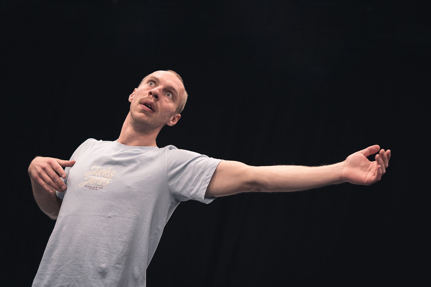 Monospektaklis „Be ryšio“ – apie žmogų, kuris prarado save