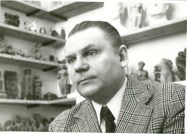 Gyveno tarsi pusiau realiame, pusiau pasakiškame pasaulyje