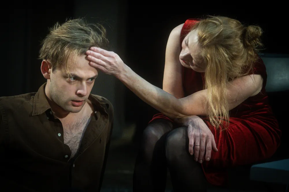 Tiesos vėliavos virš šeimos cirko kupolo