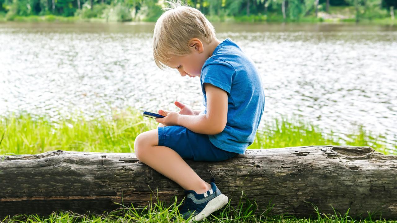 Telefonai, sėdėjimas ir vaikų laikysena: kodėl specialistai jau skambina pavojaus varpais?