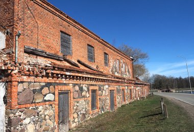 Rankos svyra, iš įspūdingo malūno belikus kiautui