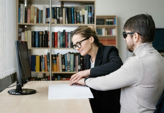 Siekdami aukštojo mokslo studentai su negalia turi įveikti aibę kliūčių