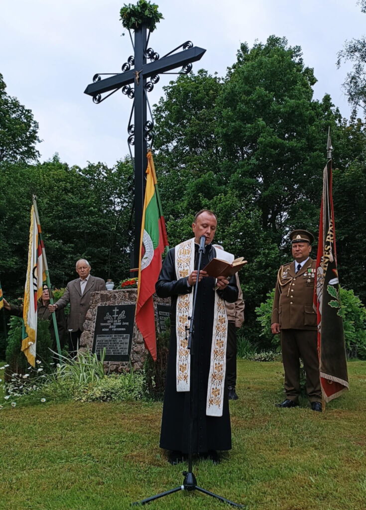 Trakiniuose pašventintas kryžius žuvusiems partizanams atminti