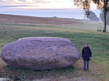 Milžiniško riedulio neįveikė net keturi ekskavatoriai
