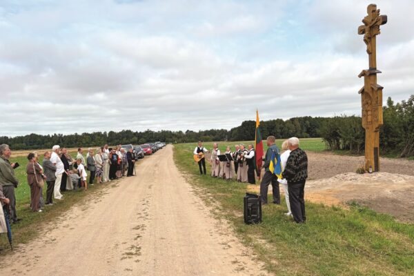 Link Mažučių šaltinėlio ir koplyčios tiesiasi kryžių kelias