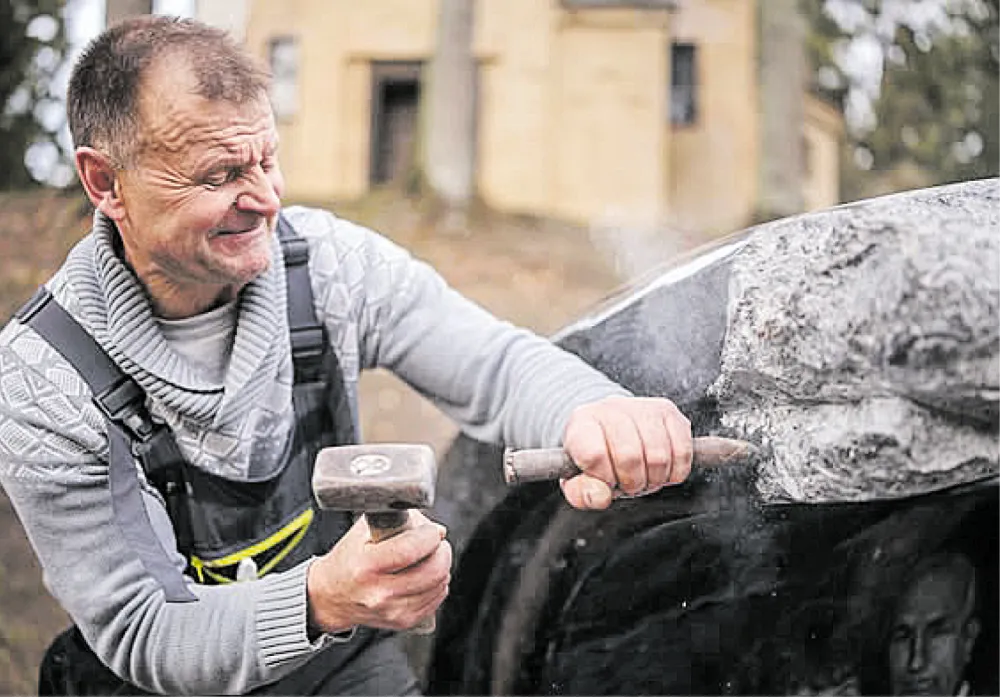 Kraštietis ant Nelės ir Arvydo Paltinų kapo sukūrė jūros bangą