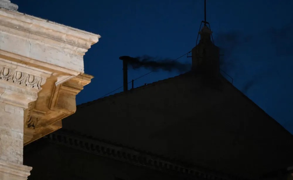 Pirmąją dieną popiežiaus išrinkti nepavyko: iš Siksto koplyčios kamino pasklido juodi dūmai