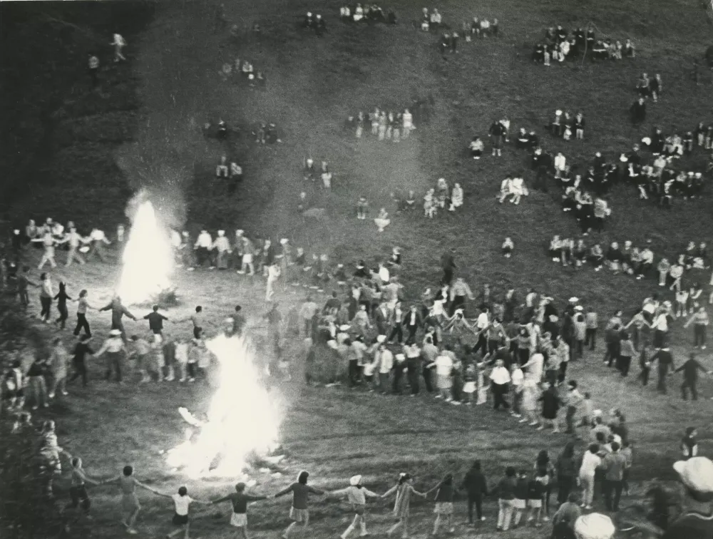 Prof. L. Klimka: Jonines smagiausia praleisti ant piliakalnio prie laužo, kurio žiežirbos ištirpsta tarp žvaigždžių dangaus skliaute