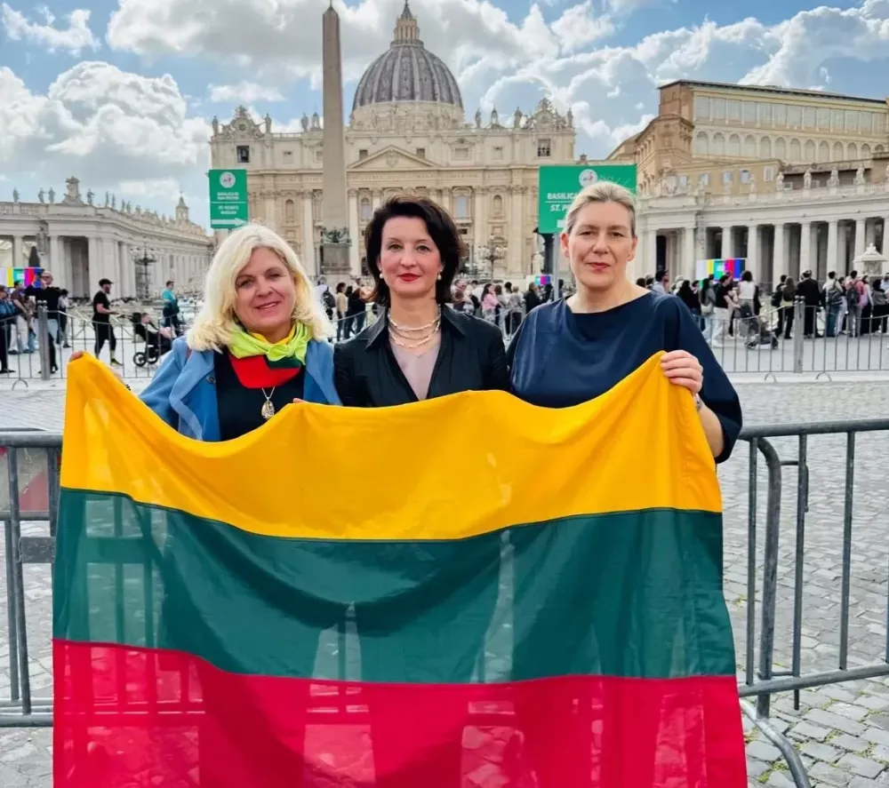 Grupelė lietuvių kartu atsisveikino su Pranciškumi: noriu popiežiui padėkoti, nes jis skyrė daug dėmesio Lietuvai